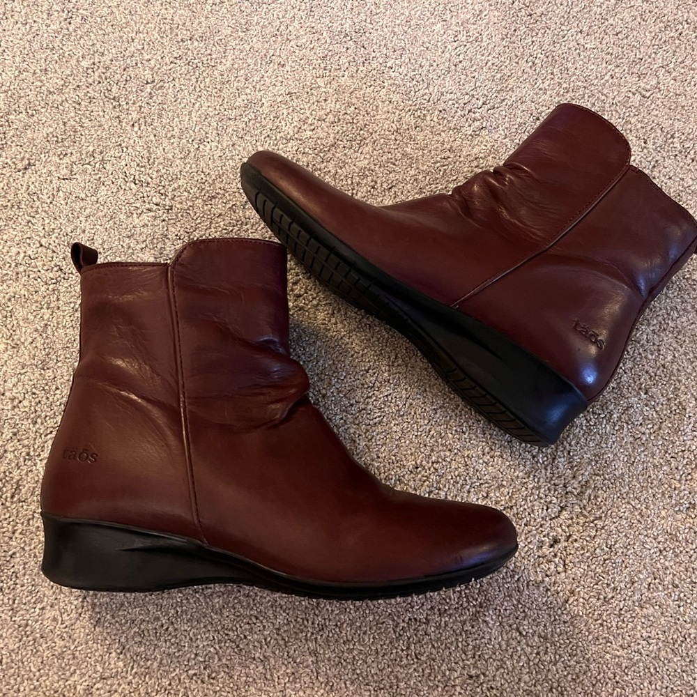 Taos Footwear Women's Burgundy Ankle Boots